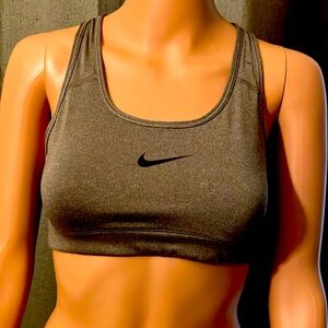 Nike crop top
Gray
Size M